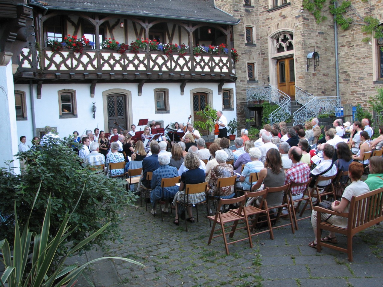 Das Orchester im Innenhof 2008